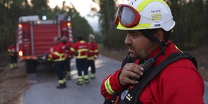 Πυροσβέστες επιχειρούν σε φωτιά στην Πορτογαλία