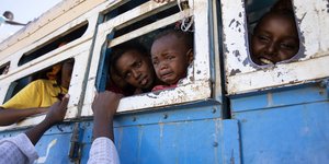 λεωφορειο σπασμενα τζαμια