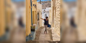 Η Άλκηστις Πρωτοψάλτη χορεύει στα σοκάκια της Σύρου