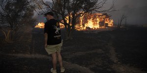 Φλεγόμενο κτίσμα από την πυρκαγιά στον Βαρνάβα της βορειανατολικής Αττικής