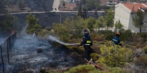 πυροσβεστες σβηνουν