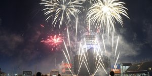 πυροτεχνηματα στον ουρανο 