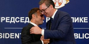 Ο Εμανουέλ Μακρόν και ο Αλεξάνταρ Βούτσιτς