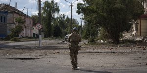 Ουκρανός στρατιώτης στην ρωσική πόλη Σούντζα στο Κουρσκ