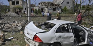 Ουκρανοί κάτοικοι χωριού κοντά στην Οδησσό, μετά τον ρωσικό βομβαρδισμό