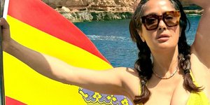 H Σάλμα Χάγιεκ συνεχίζει τις διακοπές της 