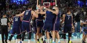 Οι Σέρβοι πανηγυρίζουν για την κατάκτηση του χάλκινου μεταλλίου στο μπάσκετ