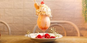 Παραδοσιακό, αμερικάνικο milkshake με γάλα, παγωτό, kulfi, κεράσι και σαντιγί