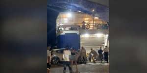 Επιβάτες σπρώχνουν αυτοκίνητο στο πλοίο επειδή δεν μπορούσε να δέσει στο λιμάνι