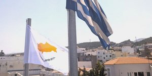 Η σημαία της Κύπρου κυματίζει πλάι στην ελληνική και της EE στο δημαρχιακό μέγαρο Ρεθύμνου