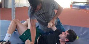 Εμμανουήλ Καραλής και Μίλτος Τεντόγλου «παλεύουν» πάνω σε στρώμα