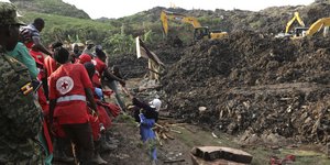 Τουλάχιστον 25 άνθρωποι θάφτηκαν κάτω από βουνά σκουπιδιών από κατολίσθηση σε χωματερή