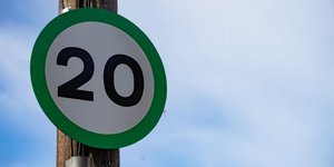 όριο ταχύτητας σε πράσινη πινακίδα