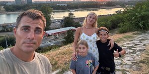 Στέλιος Χανταμπάκης και Όλγα Πηλιάκη με τα παιδιά τους στο Βελιγράδι