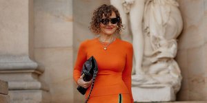 γυναίκα με πορτοκαλι φόρεμα