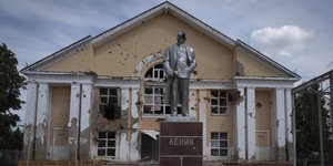 Μισοκατεστραμμένο άγαλμα του Λένιν στη Σούντζα της Ρωσίας που κατέλαβαν οι Ουκρανοί