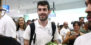 Ο Μίλτος Τεντόγλου κατά την επιστροφή του από το Παρίσι