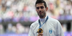 Ο Μίλτος Τεντόγλου με το χρυσό μετάλλιο στους Ολυμπιακούς Αγώνες 2024