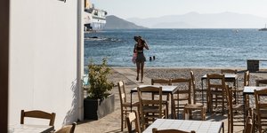 Τραπέζια καρέκλες εστιατόριο θάλασσα Νάξος Χώρα Naxos Apothecary