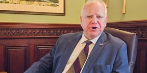 Ο Τιμ Γουόλτς, υποψήφιος αντιπρόεδρος της Κάμαλα Χάρις