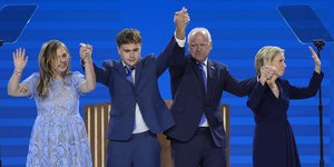 O υποψήφιος αντιπρόεδρος των Δημοκρατικών Τιμ Γουόλτς με τη σύζυγο και τα παιδιά του στο συνέδριο στο Σικάγο