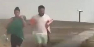 Τουρίστες τρέχουν να σωθούν