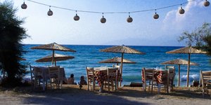 τραπεζακια στην παραλια