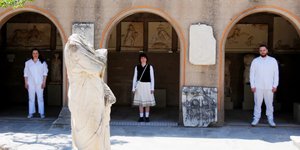 καμαρες τρεισ και ενα αγαλμα