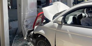 ΙΧ έπεσε πάνω σε τζαμαρία μαγαζιού στο Ηράκλειο