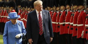 H εκλιπούσα βασίλισσα Ελισάβετ και ο πρώην πρόεδρος των ΗΠΑ, Ντόναλντ Τραμπ