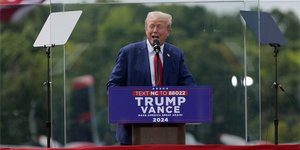 Ο Τραμπ ίσω από αλεξίσφαιρο γυαλί στην πρώτη του υπαίθρια ομιλία μετά την απόπειρα δολοφονίας