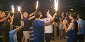 Η στιγμή της υποδοχής του Θ. Τσελίδη από τα μέλη της Team Hellas