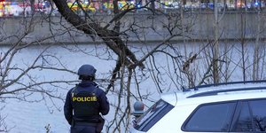 Τσέχος αστυνομικός δίπλα σε ποτάμι