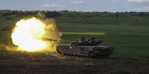 Ουκρανικό τανκ βάλλει κατά ρωσικών στόχων 