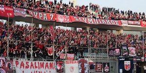 Φίλαθλοι του Ολυμπιακού στον Βόλο