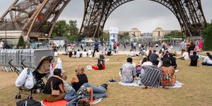 ξαπλα κάτω από Αιφελ 