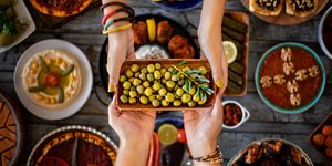 χερια πιατο ελιες