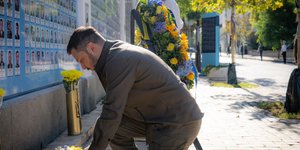 Βολοντίμιρ Ζελένσκι καταθέτει στεφάνι