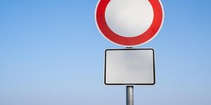 Ταμπέλα που συναντούμε στους ελληνικούς δρόμους