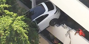 Το λευκό αυτοκίνητο κρεμόταν στον κενό από τον τρίτο όροφο γκαράζ στη Φλόριντα