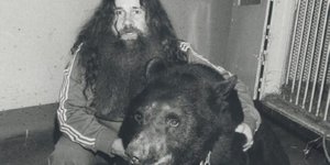 Το βαρύ τίμημα που πλήρωσε ο άνδρας που πάλευε με αρκούδες -Κατασπάραξε τη σύζυγό του ενώ έκανε μπάνιο