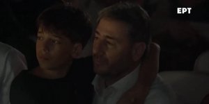 Ανδρουλάκης: Η συγκινητική στιγμή αγκαλιά με τον γιο του στην εκδήλωση για τα 50 χρόνια του ΠΑΣΟΚ