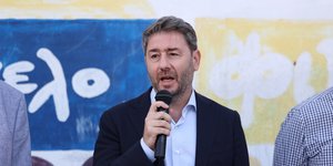 Ο Νίκος Ανδρουλάκης μιλάει στο μικρόφωνο σε σχολείο