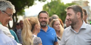 O Νίκος Ανδρουλάκης χαιρετά πολίτη στη Σπάρτη