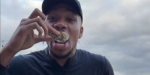 O Γιάννης Αντετοκούνμπο δοκιμάζει στρείδια