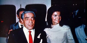 Ο Αριστοτέλης Ωνάσης με τη νέα του σύζυγο Ζακλίν Κένεντι μετά το γάμο τους στο μικρό εκκλησάκι στο νησί του Σκορπιού στην Ελλάδα στις 20 Οκτωβρίου 1968