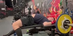 Η στιγμή που ο αρσιβαρίστας πνίγεται από το βάρος της μπάρας