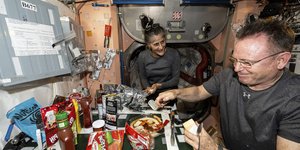 Οι αστροναύτες Suni Williams και Butch Wilmore, φτιάχνουν πίτσα στο μαγειρείο του Διεθνούς Διαστημικού Σταθμού που βρίσκεται στο εσωτερικό της μονάδας Unity στις 9 Σεπτεμβρίου 2024. 