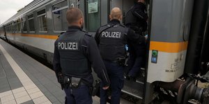 Aστυνομικοί κάνουν έλεγχο σε τρένο στην Γερμανία