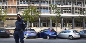 Αστυνομικός έξω από τα δικαστήρια της Θεσσαλονίκης
